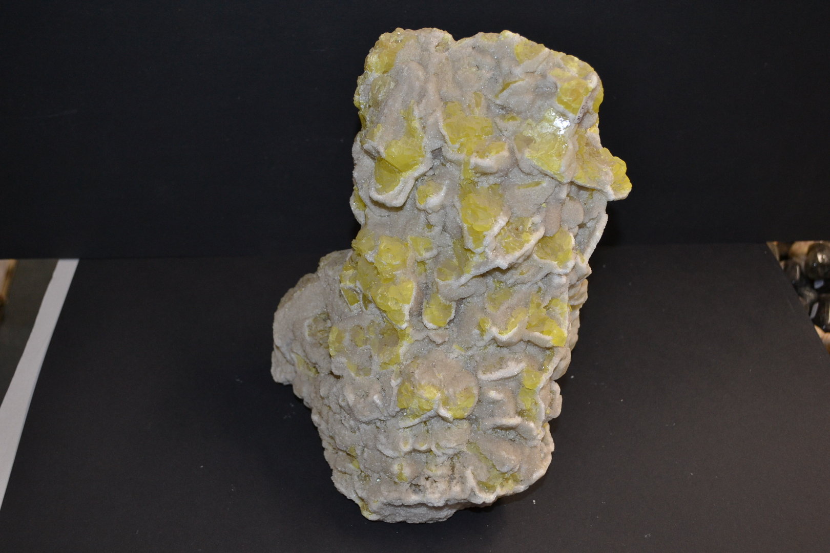 Schwefel mit Aragonit- Kristallen  Agrigento Sizilien