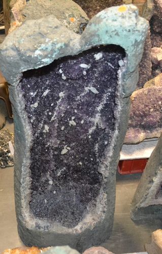 Amethyst met Calciet Kristallen geode in basalt