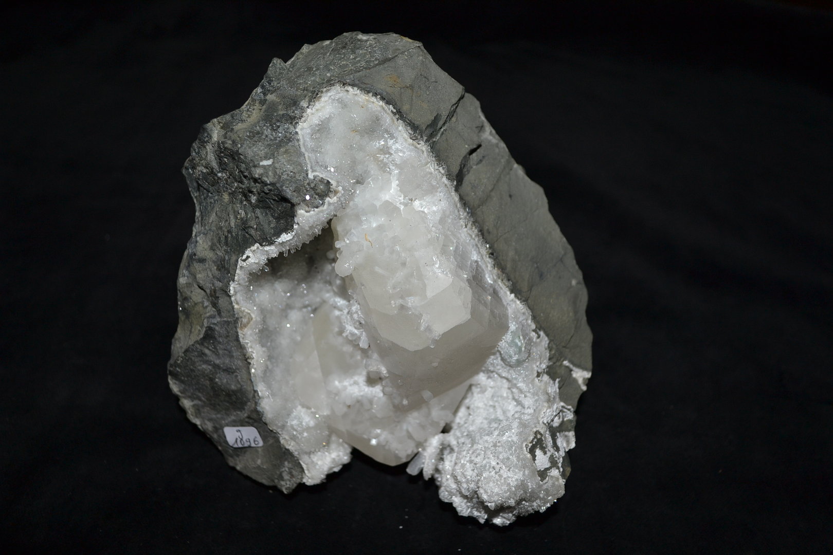 Apophyllit mit Calcit- Kristallen Poona Indien